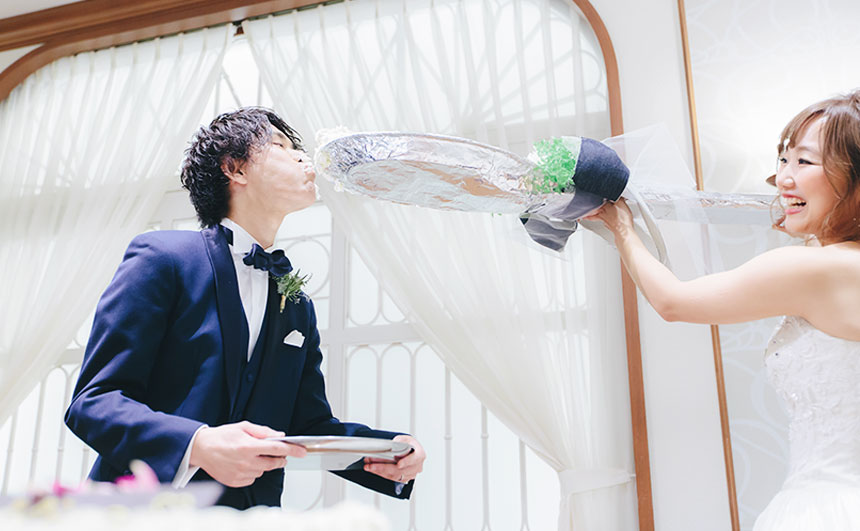 結婚式のビッグスプーンでファーストバイト演出写真